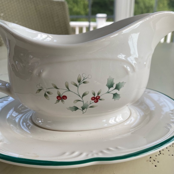VTG Pfaltzgraff Winterberry Holiday 🎄 Gravy Boat - Picture 2 of 12